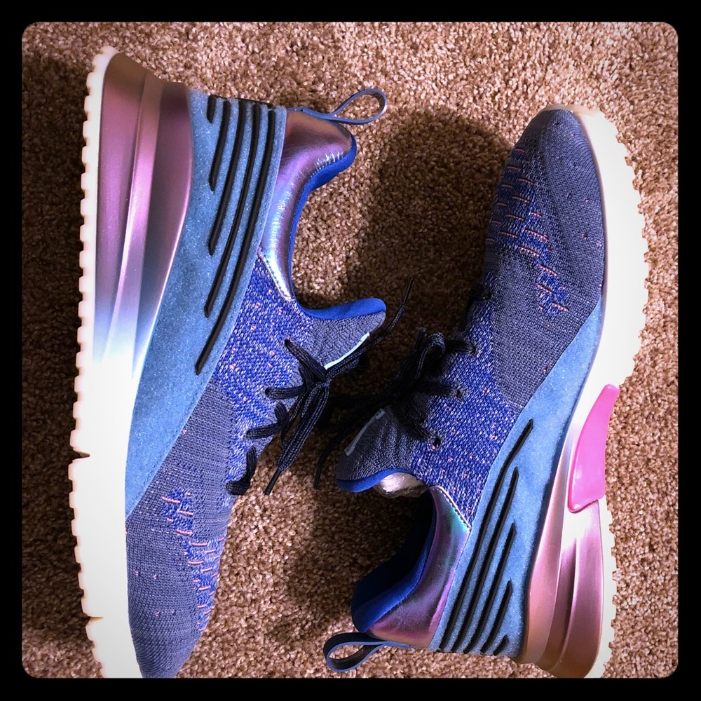 Men’s Aqua Blue LV New Runner sneaker
Size 9.5